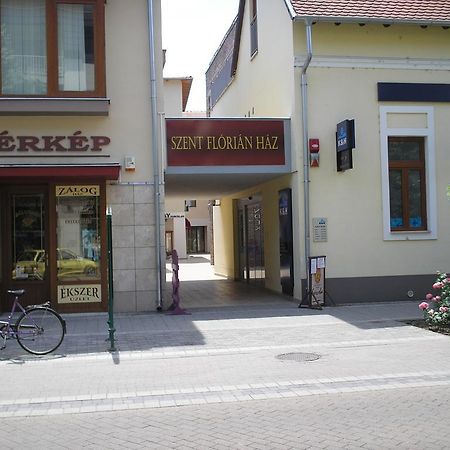 Mediterran Szallas Gyula Eksteriør bilde